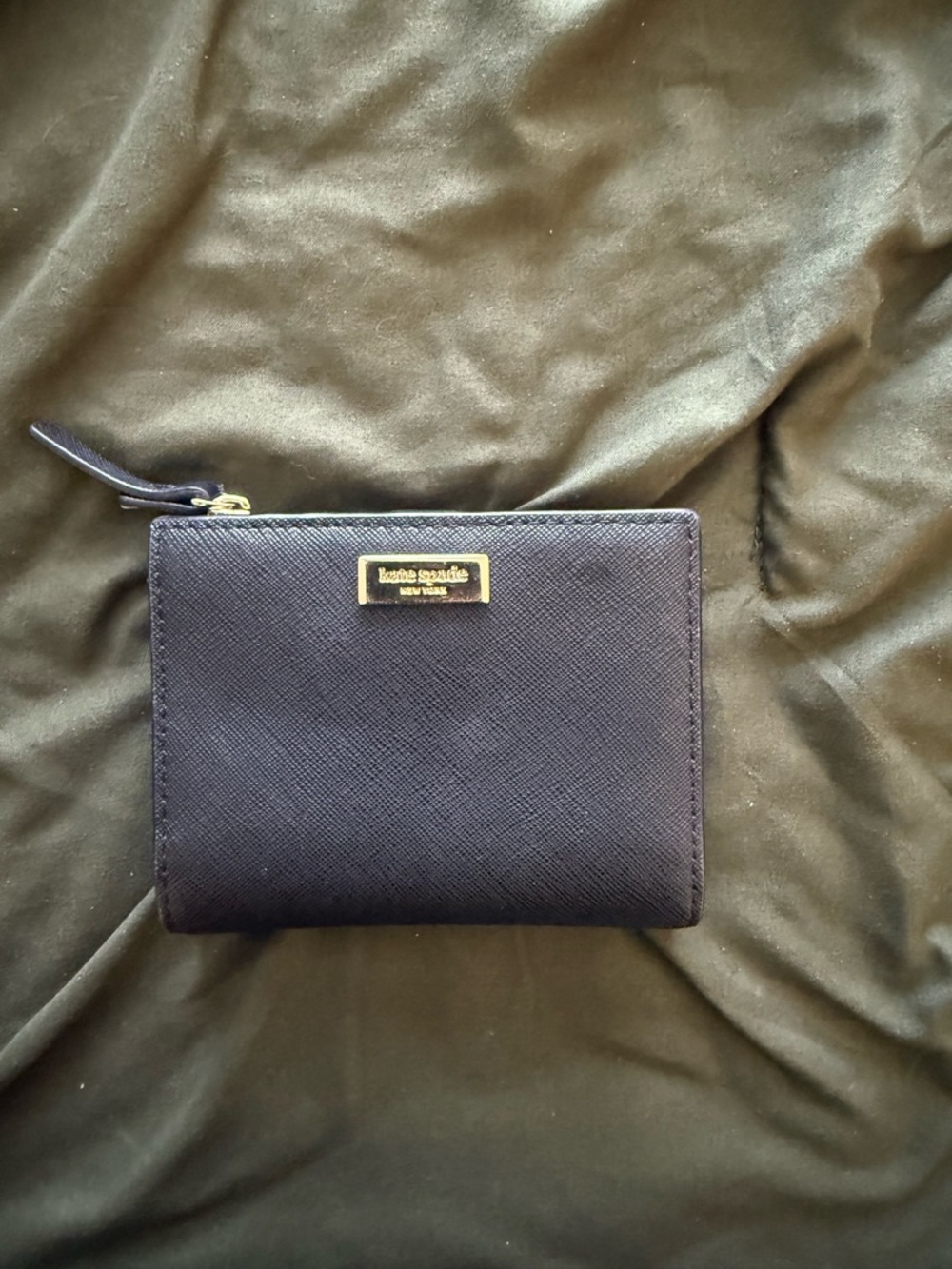 kate spade black saffiano zip bifold wallet with gold-tone logo